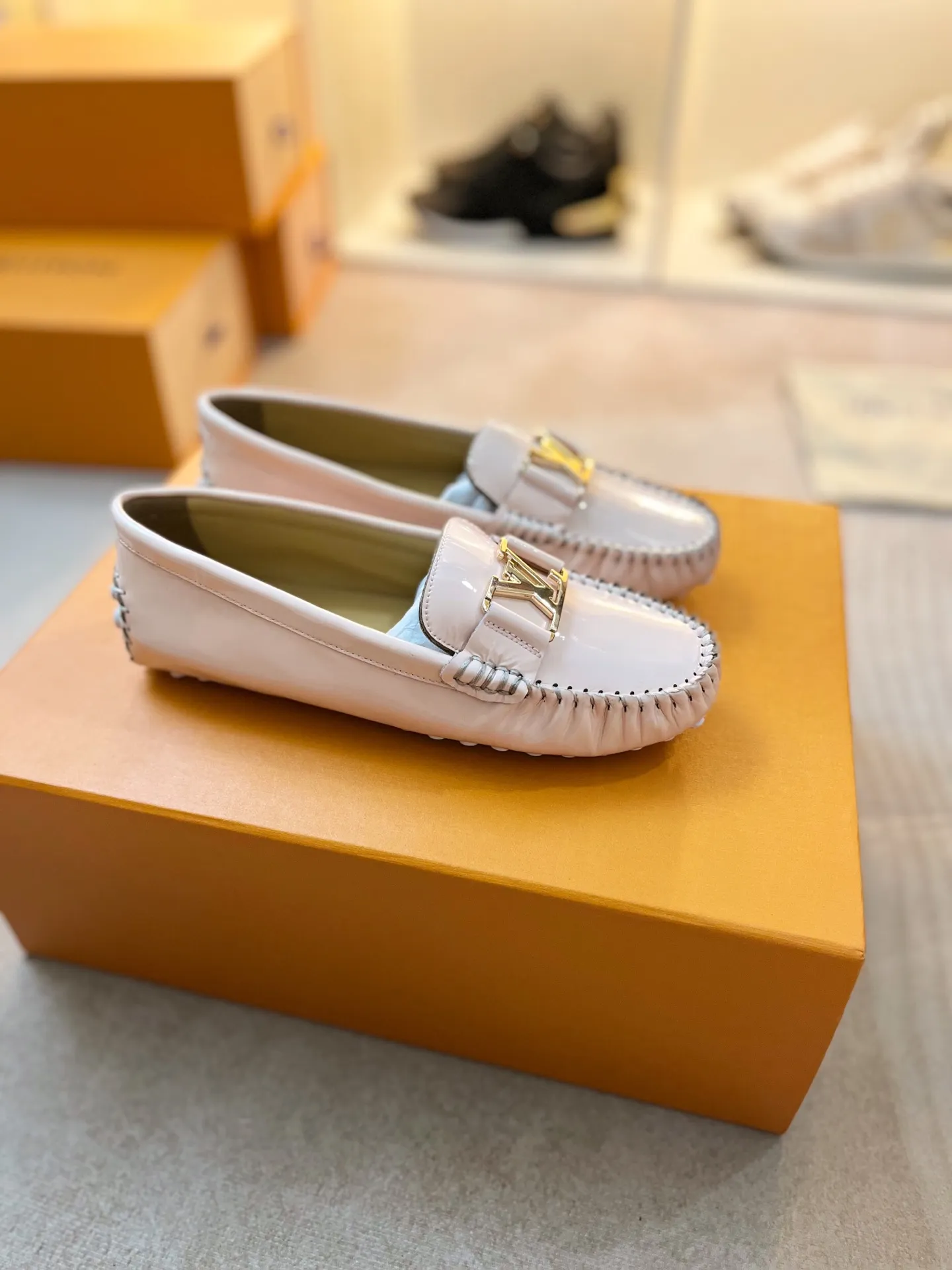p460💰Couple model❤️🇫🇷 𝙇𝙤𝙪𝙞𝙨 𝙑𝙪𝙞𝙩𝙩𝙤𝙣 🇫🇷Louis Vuitton 2023 Classic𝓛𝓿 𝓣𝓻𝓪𝓲𝓷𝓮𝓻 Sports Series ➪➪➪¯ [Arizona Doudou Shoes Series] ▪️▪️▪️Arizona slip-on shoes are made of Monogram Eclipse canvas. Its hand-painted and dyed edges and hand-sewn uppers fully demonstrate Louis Vuitton's traditional shoemaking craftsmanship. This slip-on shoe is very lightweight. The integrated tongue and upper make it particularly comfortable and flexible. The soft outsole is equipped with rubber padding. Decorated with matching sash. Detailed features: ☑️Monogram Eclipse canvas ☑️Black Eclipse pattern ☑️Hand-painted shoe edges ☑️Hand-sewn uppers (each pair takes time to process) ☑️Integrated tongue and upper construction ☑️Outsole equipped with rubber lining ☑️size: 35_46